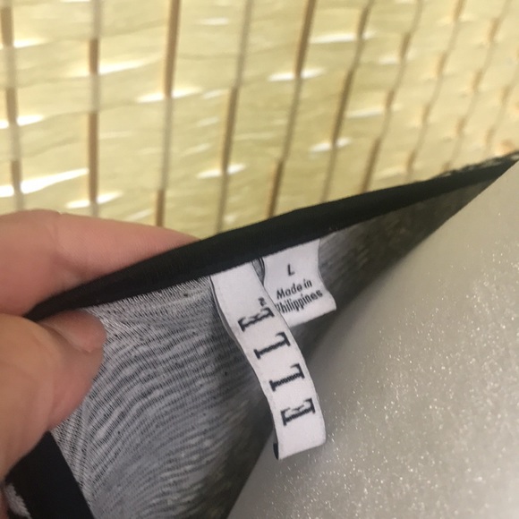 Women’s Top with pockets. Size Large. Beautiful flower design. - Picture 4 of 4